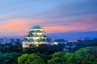 Schloss Nagoya in der Abenddämmerung