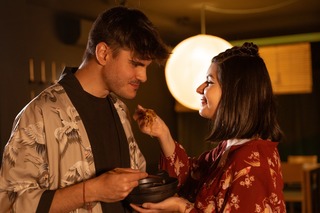 Pärchen teilt japanisches Essen