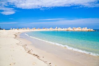 Weisser Sandstrand von Shirarahama mit türkisblauem Wasser 