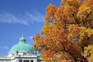 Die Kuppel des Tokyo National Museum im herbstlichen Ueno Park 