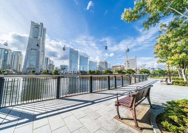 Yokohama Minato Mirai in grüner Umgebung